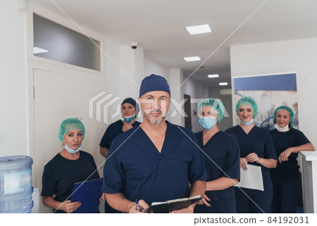 orthopedic doctor working together with his multiethnic team orthopedic doctor working together with his multiethnic team 84192031