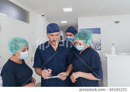 orthopedic doctor working together with his multiethnic team orthopedic doctor working together with his multiethnic team 84192235