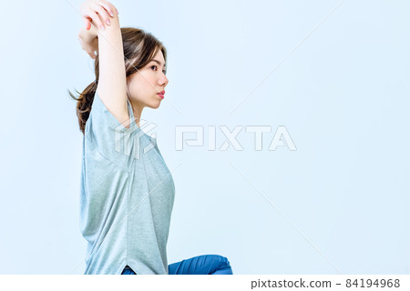 A young woman stretching 84194968