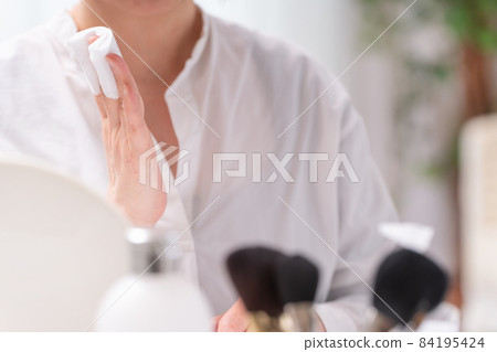 Women, skin care preparation Women, skin care preparation 84195424