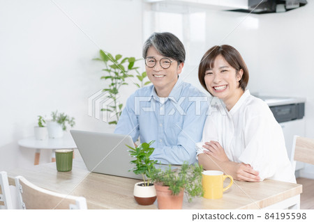 父親和女兒在電腦前微笑 84195598