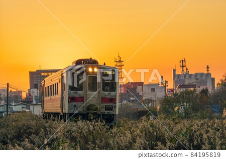 從釧路日落和地方線木材鐵路道口 84195819
