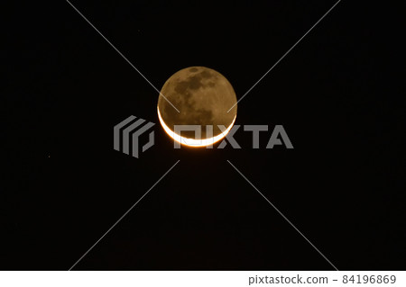 Hakushu-cho, Hokuto-shi, a thin moon of 27.7 years old above the dawn sky 84196869