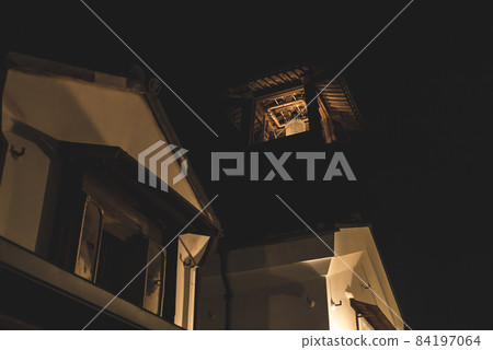 Kawagoe Kanetsuki-dori at night The light of the bell when it emerges in the night sky and the white wall of the warehouse a-4 Matte feeling 84197064
