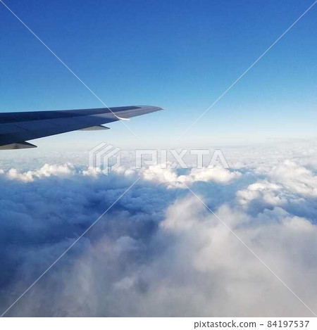 從飛機窗口看到的雲海 84197537