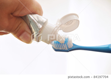 將牙膏塗在牙刷上 將牙膏塗在牙刷上 84197704