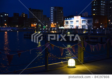 一盞在夜間照亮你的腳和門司港的燈 84197808