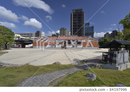 The appearance of nostalgic historical buildings and modern city buildings 84197996