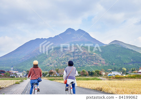 騎自行車在湯布院附近散步的年輕女性和朋友 騎自行車在湯布院附近散步的年輕女性和朋友 84199062