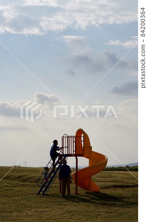 Miyakojima, Okinawa Prefecture Parents and children playing with playset Miyakojima, Okinawa Prefecture Parents and children playing with playset 84200364