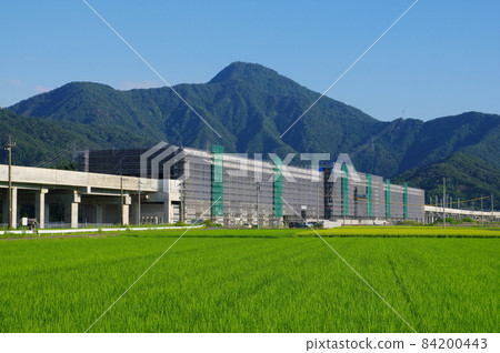 北陸新幹線越前武生站與福井縣越前市日野山正在建設中，2021 年 7 月 84200443