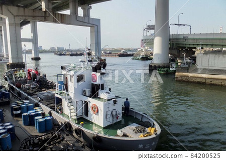 Medium-sized ship preparing for departure in Minato-ku, Osaka 84200525