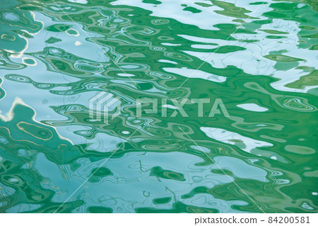 漂浮在水面上的幾何圖案 漂浮在水面上的幾何圖案 84200581