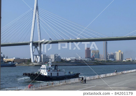 Those who look at the bridge and are assisted by a wheelchair near Mt. Tenpo, Osaka 84201179