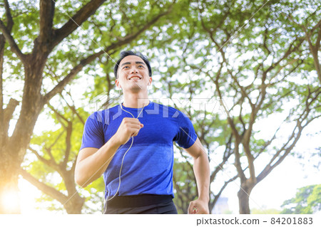 Fittness Young man jogging in the city park 84201883