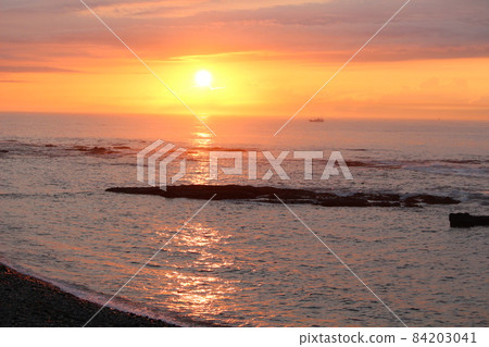 一天開始時的陽光 84203041