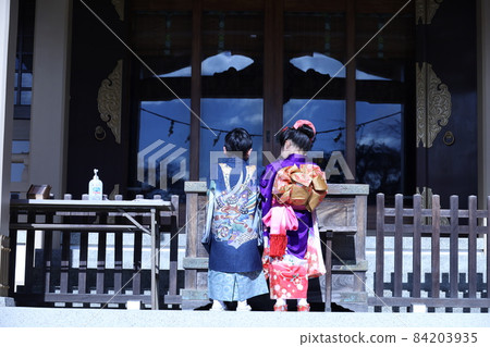 Seven-year-old child and five-year-old child, Shichigosan, visit a shrine, back view Seven-year-old child and five-year-old child, Shichigosan, visit a shrine, back view 84203935
