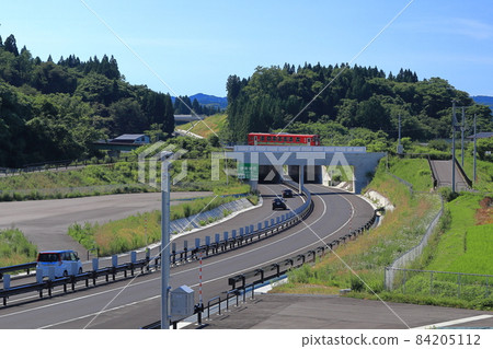 通過秋田高速公路的秋田內陸鐵路 84205112