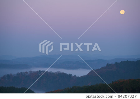 【日本百城】備中松山城，天空之城，雲海滿月，黎明時分的天空，岡山縣高橋市 84207327