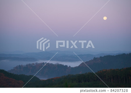 【日本百城】備中松山城,黎明時分的天空之城,雲海滿月,岡山縣高橋市 【日本百城】備中松山城,黎明時分的天空之城,雲海滿月,岡山縣高橋市 84207328