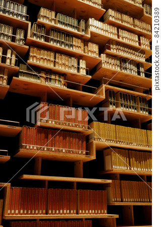 全集和百科全書書架 84210389