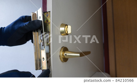 在入口處更換圓筒鎖的圖片 在入口處更換圓筒鎖的圖片 84210566