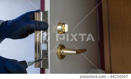 Image of replacing the cylinder lock at the entrance Image of replacing the cylinder lock at the entrance 84210567
