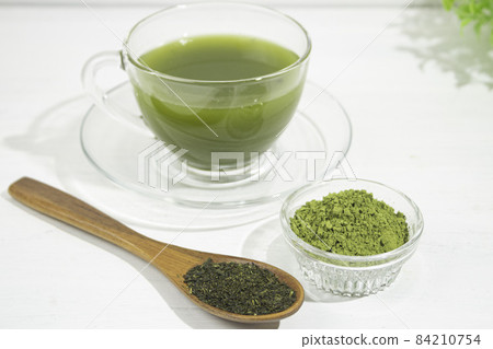 Powdered green tea made from green tea cultivated in Japan and its raw material tea leaves. 84210754