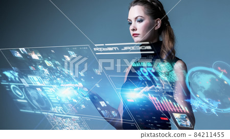 女人看著全息屏幕 84211455