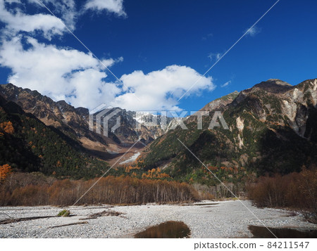 Kamikochi in late autumn, Hotaka mountain range 84211547