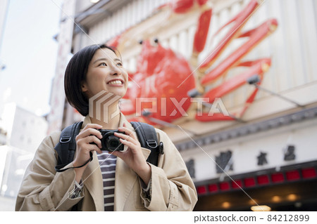 在大阪心齋橋道頓堀觀光的女人 在大阪心齋橋道頓堀觀光的女人 84212899