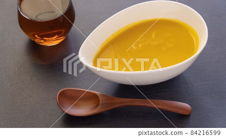 由南瓜和胡蘿蔔製成的五顏六色的濃湯（黑色背景） 84216599