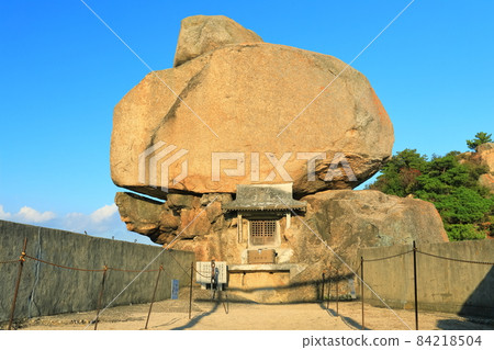 [Kagawa Prefecture] Heavy rocks under clear skies (Shodoshima) 84218504