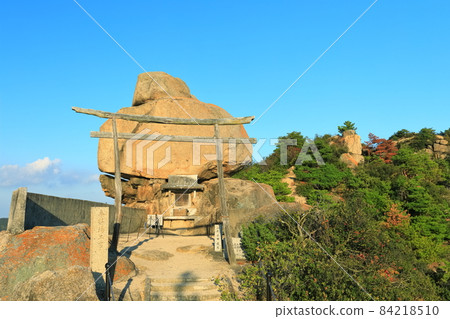 [Kagawa Prefecture] Heavy rocks under clear skies (Shodoshima) 84218510