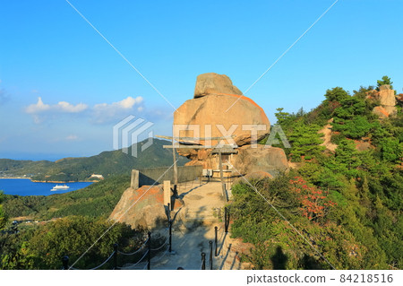 [Kagawa Prefecture] Heavy rocks under clear skies (Shodoshima) 84218516