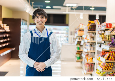 在食品超市工作的年輕男性員工 在食品超市工作的年輕男性員工 84219377