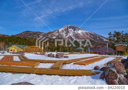 群馬縣的冬天，在丸沼高原日光白根山索道山丘站的空中足浴中眺望白根山 84220010