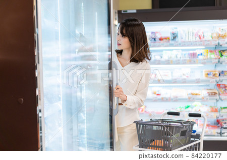 Young woman buying frozen food 84220177