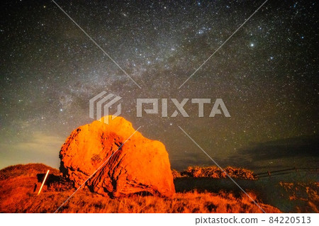 The scenery of the cape of Higashi-Henna on Miyakojima and the Milky Way The scenery of the cape of Higashi-Henna on Miyakojima and the Milky Way 84220513
