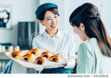 店員向顧客推薦產品 84220608