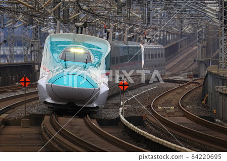 穿過那須鹽原站的E5系列 穿過那須鹽原站的E5系列 84220695