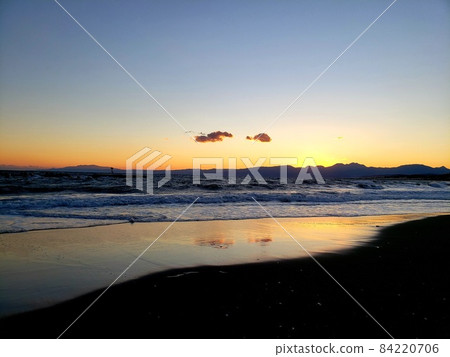 從神奈川縣平塚市平塚海岸看到的相模灣[11月] 84220706