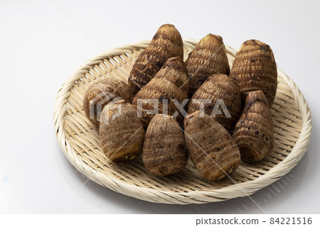 濾器上的白色背景芋頭 濾器上的白色背景芋頭 84221516