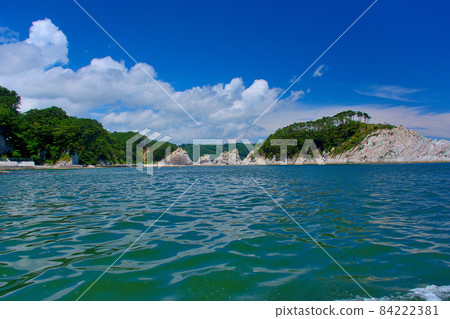 Sightseeing on Jodogahama / Hide Island A distant view of Hide Island and Mt. Sightseeing on Jodogahama / Hide Island A distant view of Hide Island and Mt. 84222381