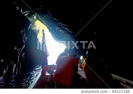 Inside the Hachinohe hole (also known as the Blue Grotto), which is said to lead to Jodogahama and Hachinohe, Tohoku, Miyako City, Iwate Prefecture (2) Inside the Hachinohe hole (also known as the Blue Grotto), which is said to lead to Jodogahama and Hachinohe, Tohoku, Miyako City, Iwate Prefecture (2) 84222386