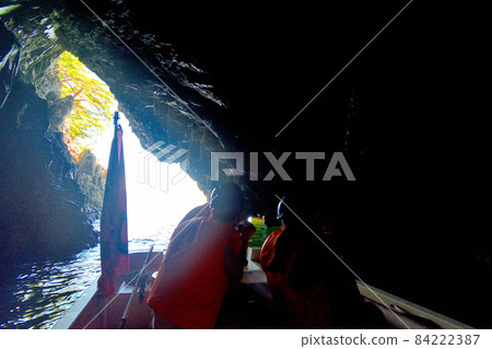 Inside the Hachinohe hole (also known as the Blue Grotto), which is said to lead to Jodogahama and Hachinohe, Tohoku, Miyako City, Iwate Prefecture (3) Inside the Hachinohe hole (also known as the Blue Grotto), which is said to lead to Jodogahama and Hachinohe, Tohoku, Miyako City, Iwate Prefecture (3) 84222387