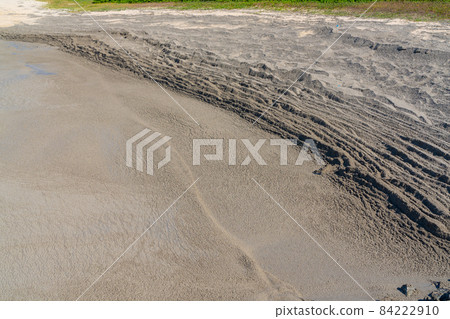 Pumice stones rushing to the coast of Okinawa 84222910