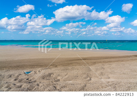Pumice stones rushing to the coast of Okinawa 84222913