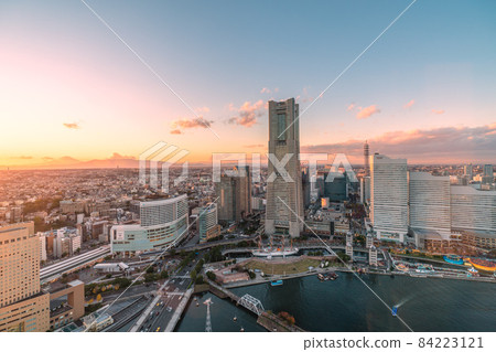 Yokohama cityscape of Japan: Overlooking the cityscape of Yokohama and Mt. Fuji that shine in the sunset 84223121