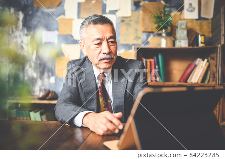 穿西裝的男人（鄧迪） 84223285